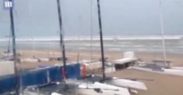 بالفيديو.. تسونامي مصغر يضرب منتجعا بحريا