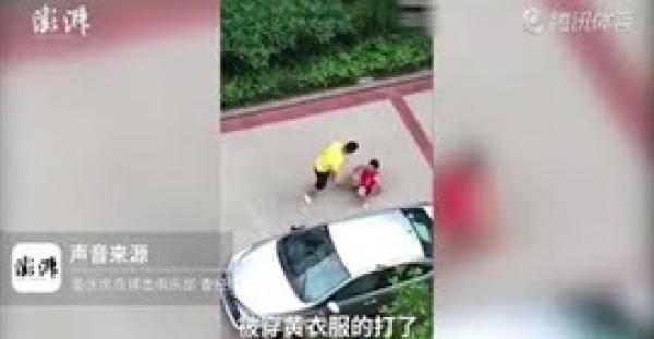 بالفيديو.. ركلة تحسم شجارا بين رجل ومدرب فنون قتالية