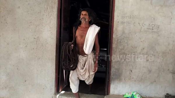 بالفيديو: تعرف على صاحب أطول شعر في العالم