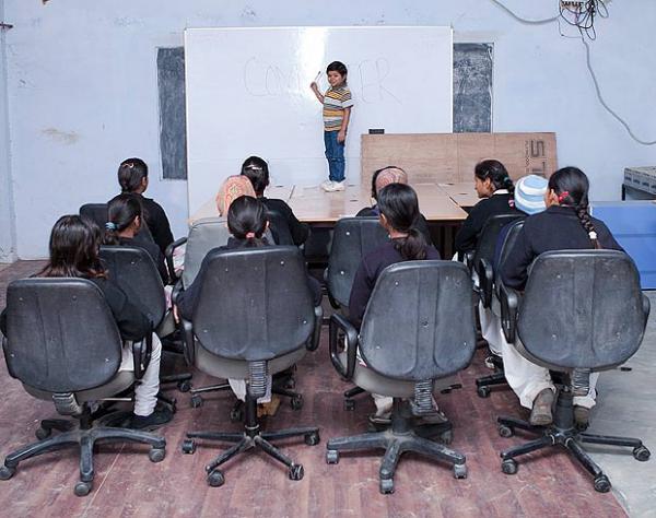 " أزاد سينغ " أصغر مدرس في العالم