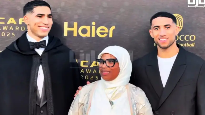 لحظة وصول حكيمي رفقة والدته وشقيقه إلى حفل جوائز الكرة الذهبية الإفريقية