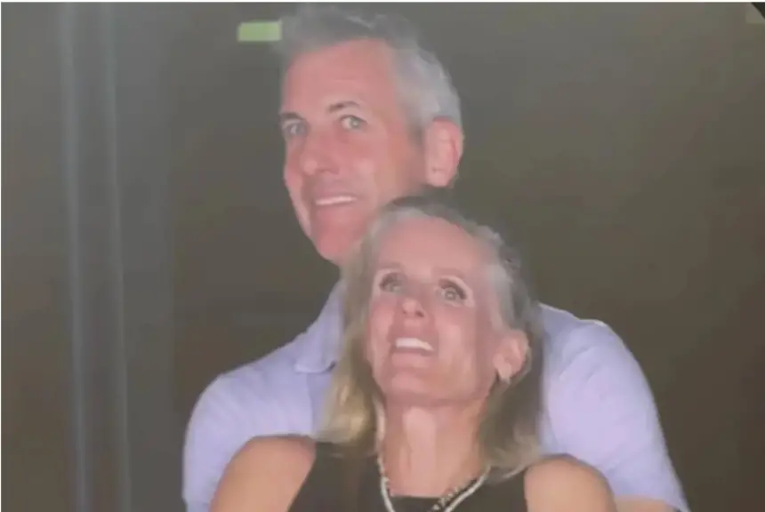 بعد فضيحة "عناق المدير".. هل يحق "للكوبل" المطالبة بتعويض مالي عن الأضرار؟