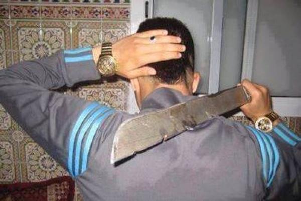 خطير... "مسخوط" الوالدين يعربد ويوجه طعنات لوالده بسكين في وجهه وبطنه وساقه ويحاول إضرام النار بالمنزل