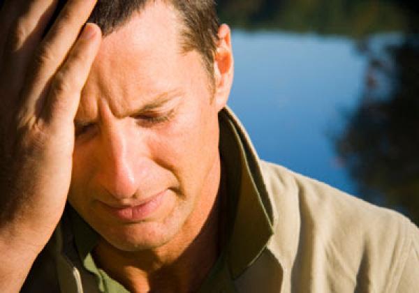 مصيبة...رجل يكتشف بالصدفة زوجته في فيلم إباحي كان يشاهده مع أصدقائه