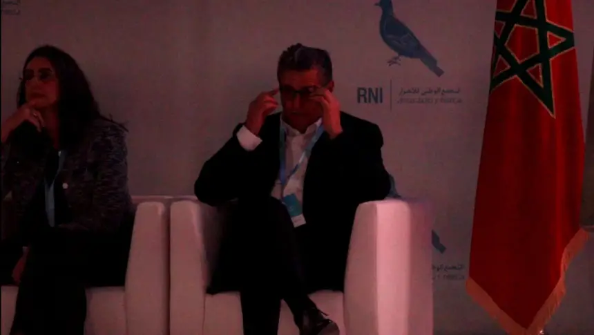 أخنوش يذرف الدموع قبل تسليم المشعل لخليفته على رأس حزب الأحرار