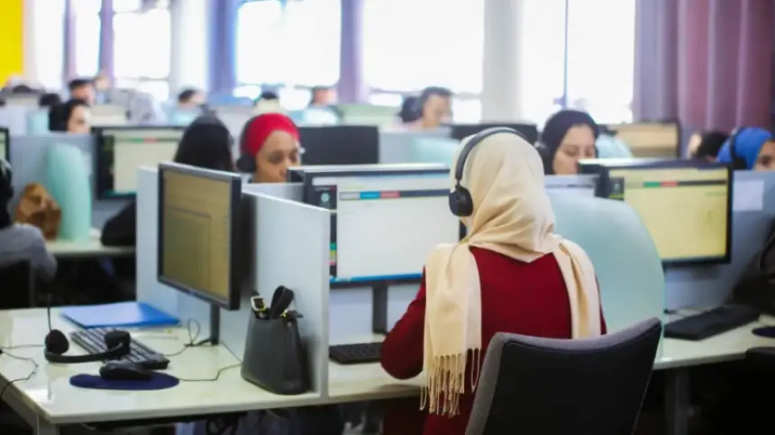 الآلاف من مستخدمي مراكز الاتصال بالمغرب يواجهون شبح البطالة بعد قرار مفاجئ