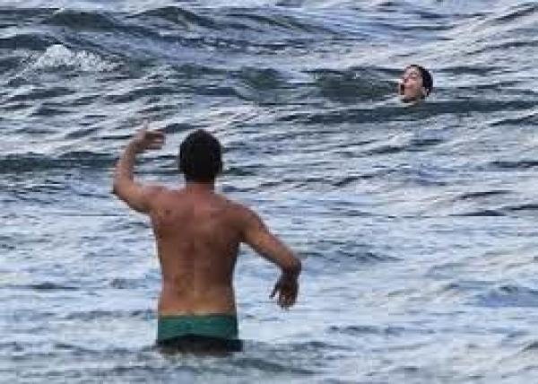 شجاعة شاب تنقذ سيدة من غرق مؤكد بتاغزوت