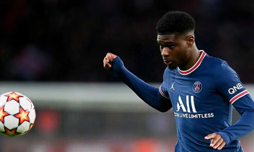 باريس سان جيرمان يعير مدافعه إريك جونيور إلى فريق إينتراخت فرانكفورت