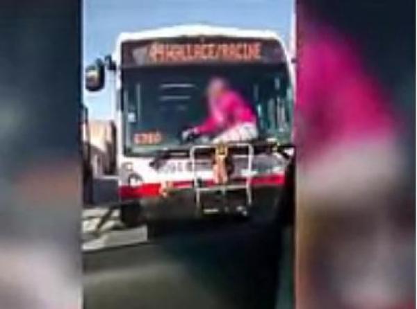 بالفيديو: هذه المرأة تعتقد أنها دراجة