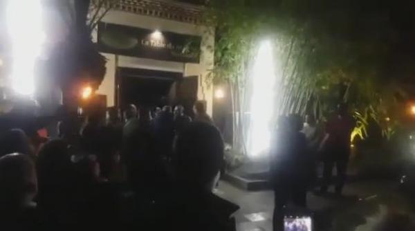 فيديو.. محمد السادس في مطعم بمراكش كما لم تروه من قبل !