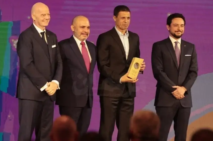 بحضور  إنفانتينو .. ولي العهد الأردني يكرّم المدرب المغربي جمال السلامي