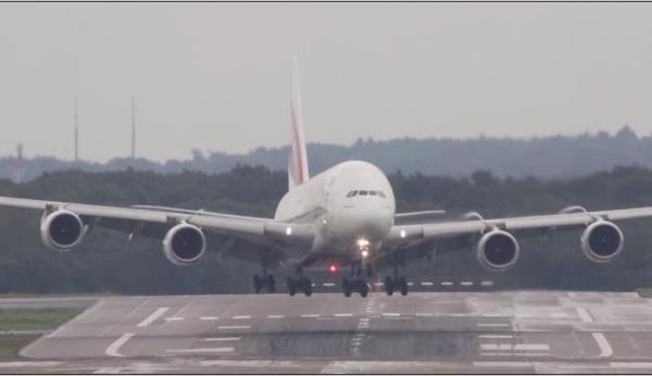 أكثر من مليون مشاهدة لهبوط أكبر طائرة للركاب في العالم