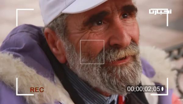 متشرد مثقف يوجه كلاما مؤثر لكل الناس !!