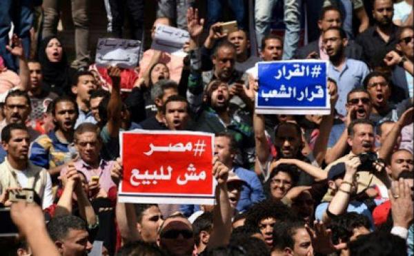 مظاهرات "مصر مش للبيع" ... الشرطة تفرق المحتجين على منح السعودية جزيرتين