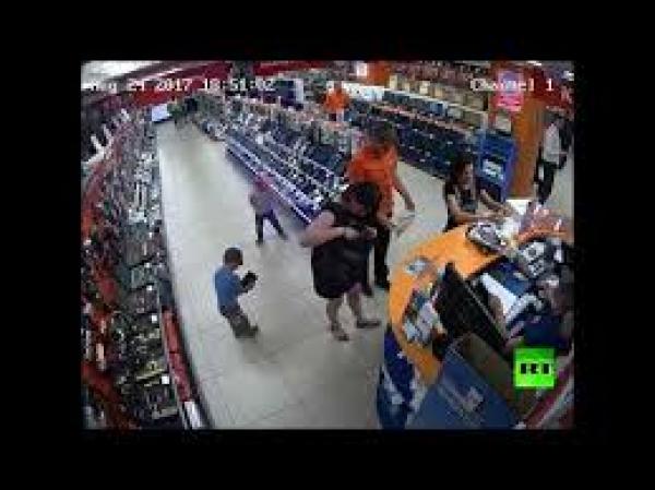 بالفيديو:  طفلان يسرقان هاتفا ذكيا من محل تجاري