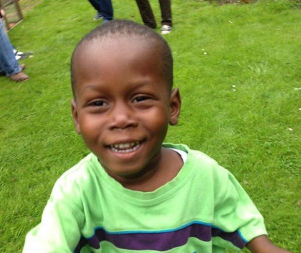 بالفيديو: طبيب بريطاني ينقذ حياة طفل غاني ولد بأحشاء خارجية