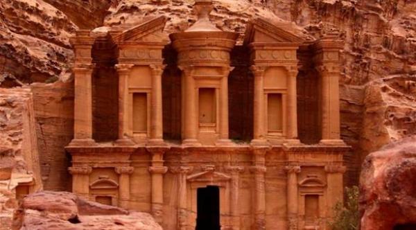 الأردن يؤكد اكتشاف معلم أثري مخفي في البتراء