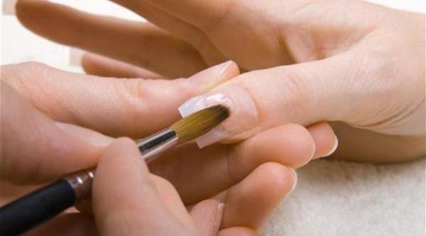 أظافر الأكريليك تسبب الحساسية