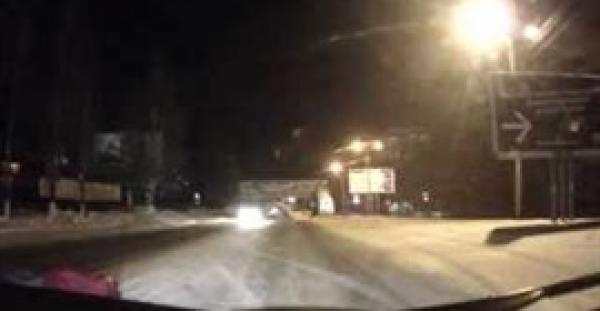 بالفيديو.. فتاة مخمورة تلقى بنفسها في وسط الطريق