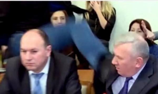 فيديو: عضو برلمان أوكراني يركل نائب رئيس الأمن في وجهه