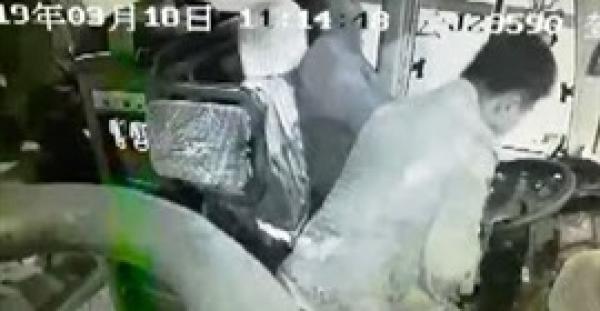 رجل شجاع ينقذ حياة ركاب حافلة بعد إصابة سائقها بالمرض (فيديو)