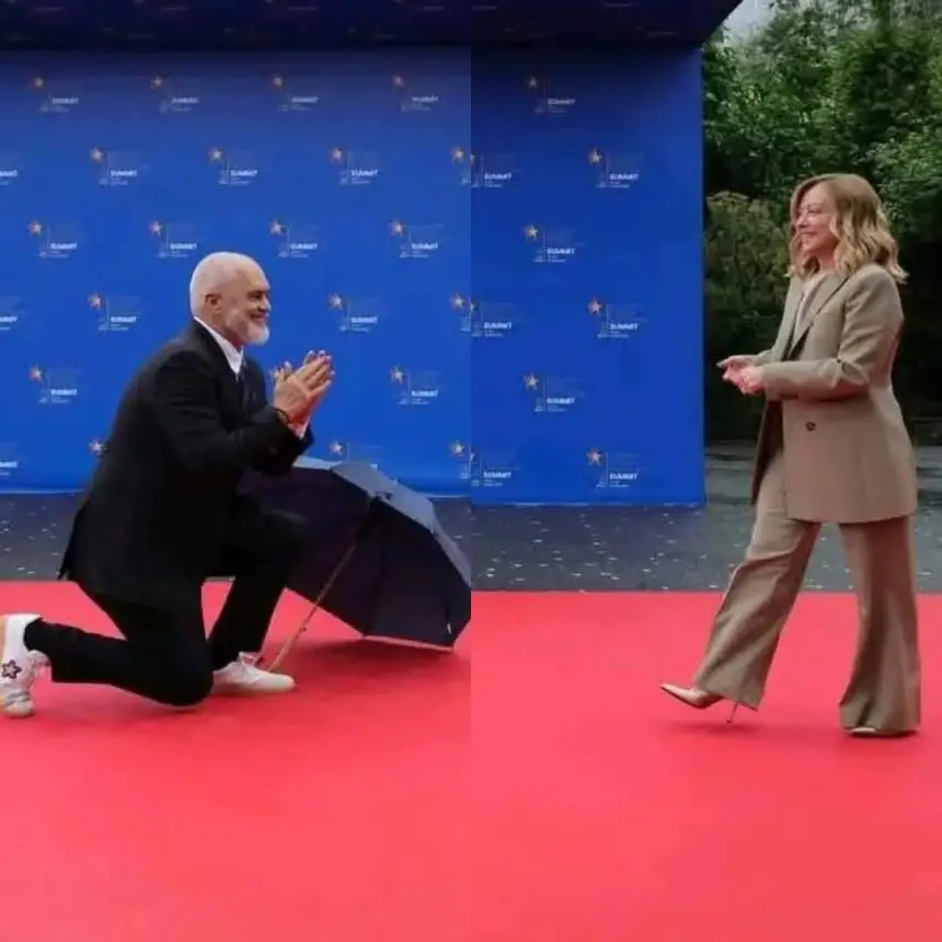 تحت المطر .. رئيس وزراء ألبانيا يجثو على ركبتيه أمام نظيرته الإيطالية  ويشعل مواقع التواصل