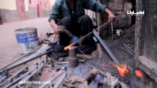 بالفيديو: "أخبارنا"تكشف عن أقدم شخص بالمغرب يمتهن "الحدادة"منذ 1960