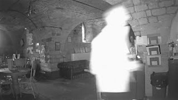 بالفيديو.. لقطات مروعة لـ«عفريت» يمشي داخل مطعم