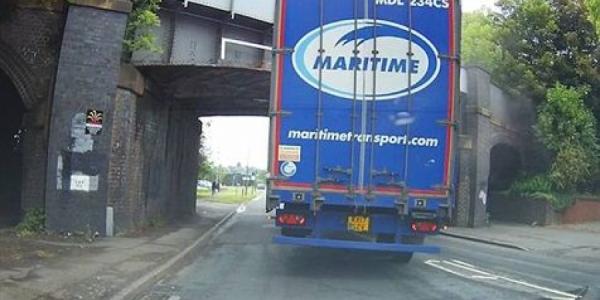 شاحنة تحطم جسرًا حاولت المرور من أسفله (فيديو)