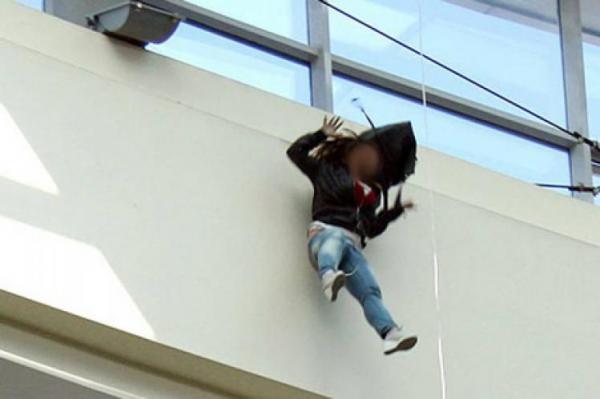 بسبب هاتفها النقال.. تلميذة ترمي بنفسها من الطابق الأول في مدرسة بطنجة