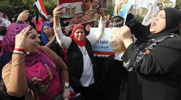 سوء الخاتمة...سيدة مصرية تفارق الحياة وهي ترقص في الشارع فرحا ب"السيسي"