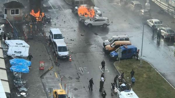 الارهاب يضرب تركيا مجددا بعد انفجار سيارة مفخخة بالقرب من محكمة في مدينة أزمير (فيديو)