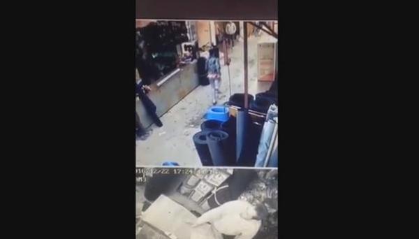 شفار سرق لبنت تيليفون خلا ليها غير السماعات فاليد ديالها.. والكاميرا شداتو