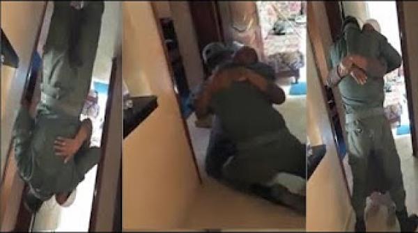 شاهد كيف فاجأ جندي أمه المريضة بمناسبة عيد الفطر