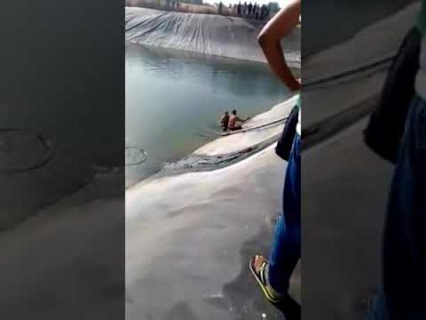 لحظة انتشال جثتي ضحيتي فاجعة الصخيرات بضيعة برلماني نافذ