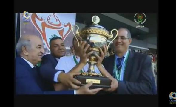 لحظة تتويج شباب بلوزداد بقيادة الزاكي بكاس الجزائر