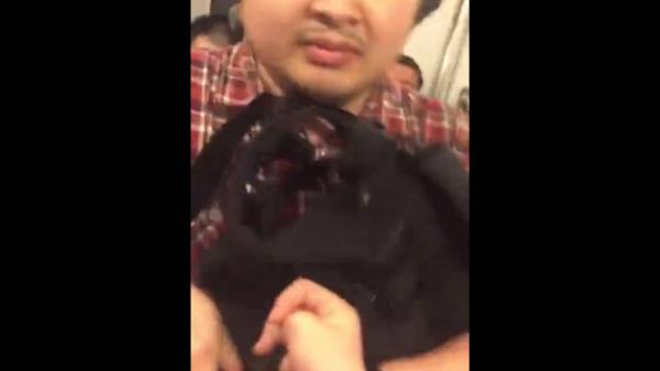 بالفيديو: صوّرها خلسة فأجبرته على إتلاف بطاقة الذاكرة بأسنانه