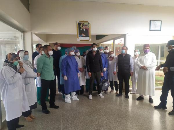 نقابة تكشف توصل الأطقم الصحية برسائل نصية تُخيرهم بين الرفض أو الموافقة على الاقتطاع من أجورهم لفائدة صندوق "كورونا"