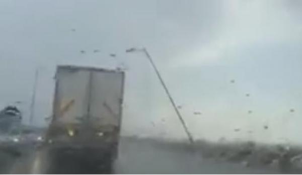 بالفيديو..15 دقيقة من الامطار تفضح البنية التحتية بمراكش وتسقط أعمدة الكهرباء!