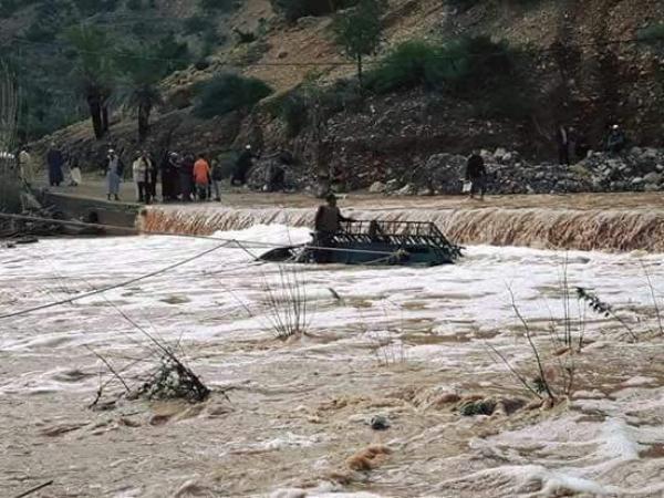 بالصور: واد شمال أكادير يجرف سيارة للنقل المزدوج ..ويحاصر عدد من الدواوير