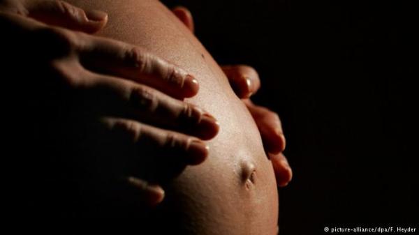 هل انتفاخ بطن الزوج عند حمل الزوجة ظاهرة طبية؟