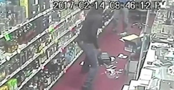 بالفيديو.. لحظة قتل صاحب متجر للص مسلح