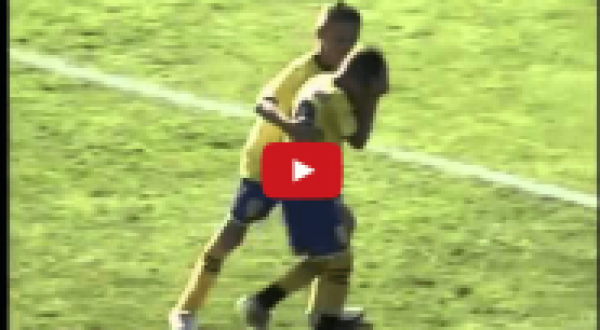 لاعب يافع يضيع فرصة هدف وينزع قميصه ويغادر الملعب