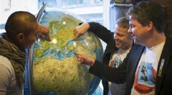 ثلاثة أصدقاء يزورون 19 بلداً في يوم واحد