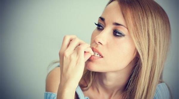 المثاليون يقضمون الأظافر عند الشعور بالإحباط