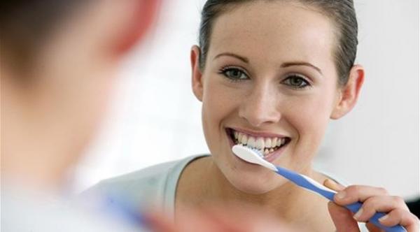 المبالغة في تنظيف الأسنان تضر بالمينا