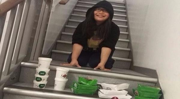 تتناول بقايا الطعام لتوفر النقود للسفر