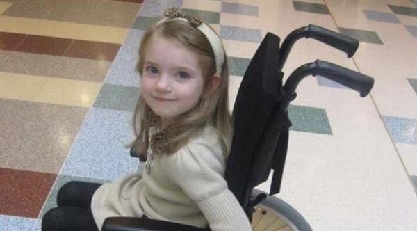 طفلة شجاعة تطلب بتر ساقها لتلعب مع صديقاتها