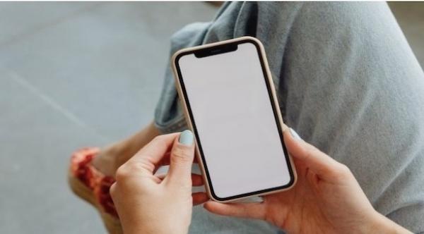 حل مشكلة الشاشة البيضاء على جهاز آيفون 14 برو ماكس