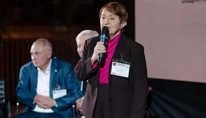 شاهد.. متزلجة روسية تتحدى الثمانين وتُبهر الجمهور بعرض خيالي على الجليد